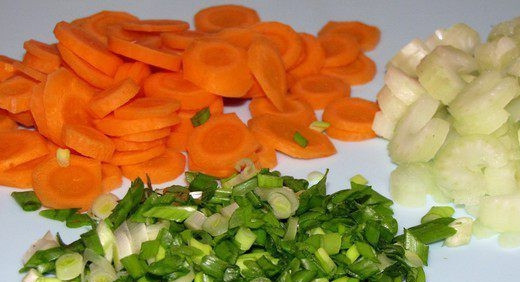 1. Этап. Филе палтуса с овощами: Вымойте зеленый лук, морковь и сельдерей. Очистите морковку и стебли сельдерея. Нарежьте их мелкими кусочками, лук измельчите ножом.