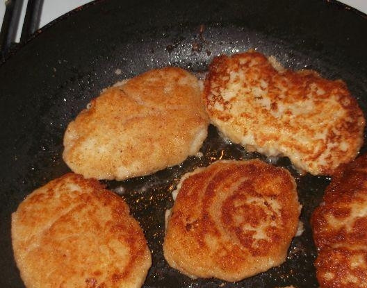 1. Этап. Котлеты из фарша минтая: 11. Вот такой простой вариант, как приготовить котлеты из фарша минтая. Подавать к столу их можно с любым гарниром, овощами или соусом, например. Приятного аппетита!