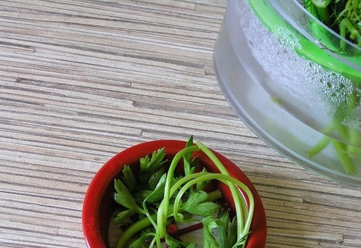 1. Этап. Пшено с тунцом и морепродуктами: Подготовьте пароварку: наполните резервуар для воды до отметки максимального уровня. Установите на место поддон для капель. В контейнер для специй положите веточку петрушки. Нарежьте сладкий перец небольшими кусочками, измельчите чеснок.