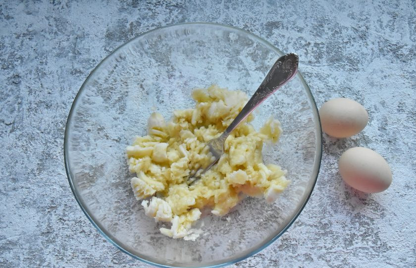 1. Этап. Банановые кексы без сахара: Бананы очистите, выложите в миску и разомните вилкой. Можно раздавить бананы в пюре или оставить небольшие банановые кусочки. Текстура кексов с кусочками бананов будет интереснее.