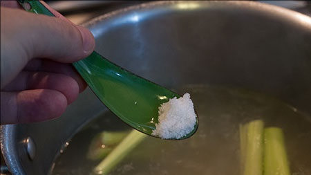 1. Этап. Тайский рыбный суп: 8. В кастрюлю с водой отправить лимонник и немного соли.