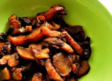 1. Этап. Морковь с грибами тушеная: Грибы разморозьте и промойте, если используете замороженные.