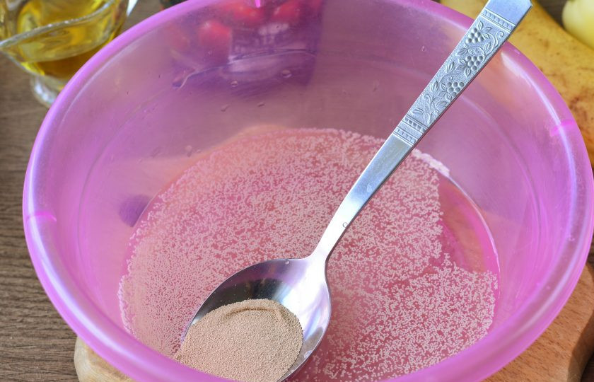 1. Этап. Пицца с бананами: В теплую воду всыпьте сухие дрожжи и сахар.