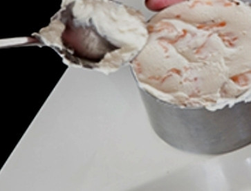 1. Этап. Салат сливочный: Салат подавать будем порционно. Ставим на тарелку кулинарное кольцо, начинаем выкладывать слои салата. Первый слой — авокадо, затем — семга с сыром, опять авокадо, и затем — сливочный сыр с рыбой.