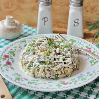 Салат с мясом и жареными шампиньонами