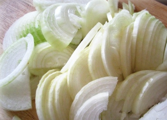 1. Этап. Узбекский плов из свинины: 2. Луковицу очистить и нарезать кольцами или полукольцами.