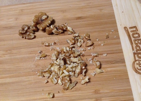 1. Этап. Салат из брокколи с курагой, изюмом и орехами: 5. Орехи мелко нарежем и слегка подавим.