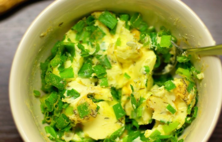 1. Этап. Сырный хлеб: Сливочное масло комнатной температуры смешиваем с луком и горчицей.