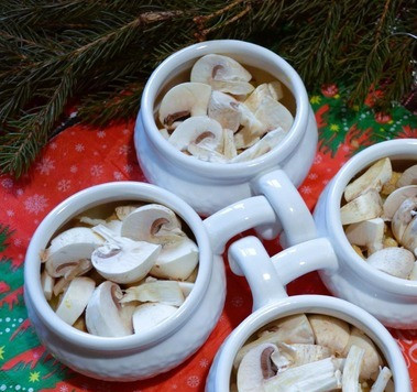 1. Этап. Индейка с грибами и картофелем: Грибы перемешать с солью, разложить по формочкам.