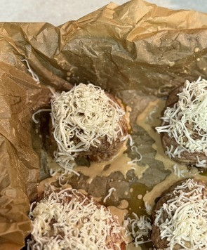 1. Этап. Мясные колобки с начинкой: Посыпаем сверху сыром, натертым на мелкой терке