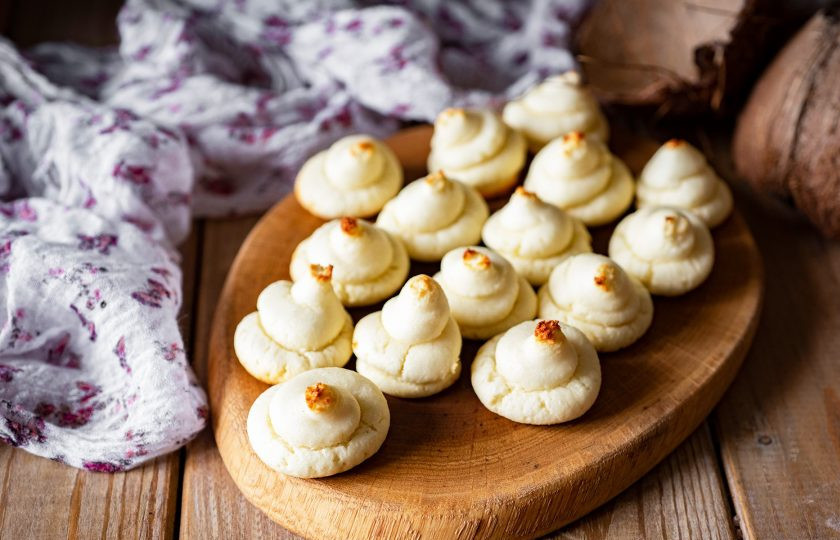 1. Этап. Кето-печенье из кокосовой муки: Кокосовое печенье выпекайте в уже разогретой до 170 градусов духовке примерно 15 минут. Готовое печенье сразу же можно подавать к столу.