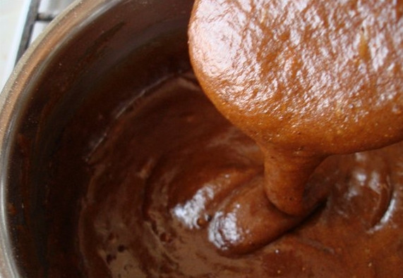 1. Этап. Пряники по ГОСТу: 3. Снимите с огня, всыпьте примерно 1.5 стакана просеянной муки и тщательно перемешайте.