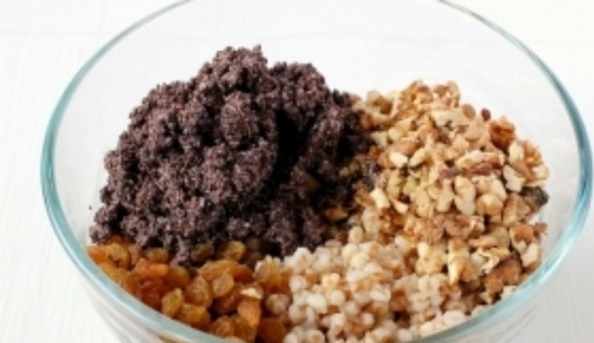 1. Этап. Пшеничная кутья: 7. Добавьте к маку изюм, орехи и пшеницу. Добавьте 3 столовые ложки меда и щепотку соли.