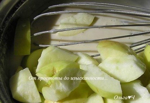 1. Этап. Кекс с яблоками на сгущенке: Добавить нарезанные небольшими кусочками яблоки.