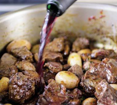 1. Этап. Тушеная говядина: Залить вином и 100 мл воды. Довести до кипения и помешивать деревянной ложкой.