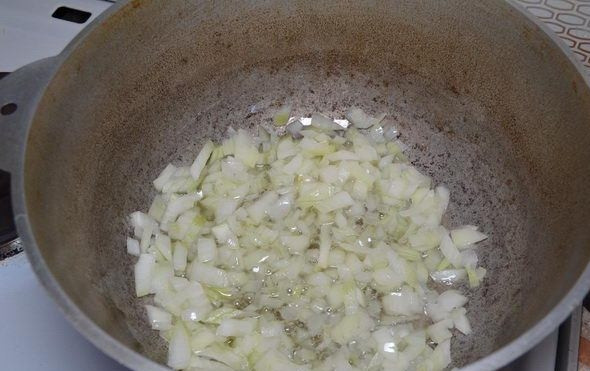 1. Этап. Лобио из белой фасоли: 3. Шинкуем мелко лук, обжариваем его на растительном масле.