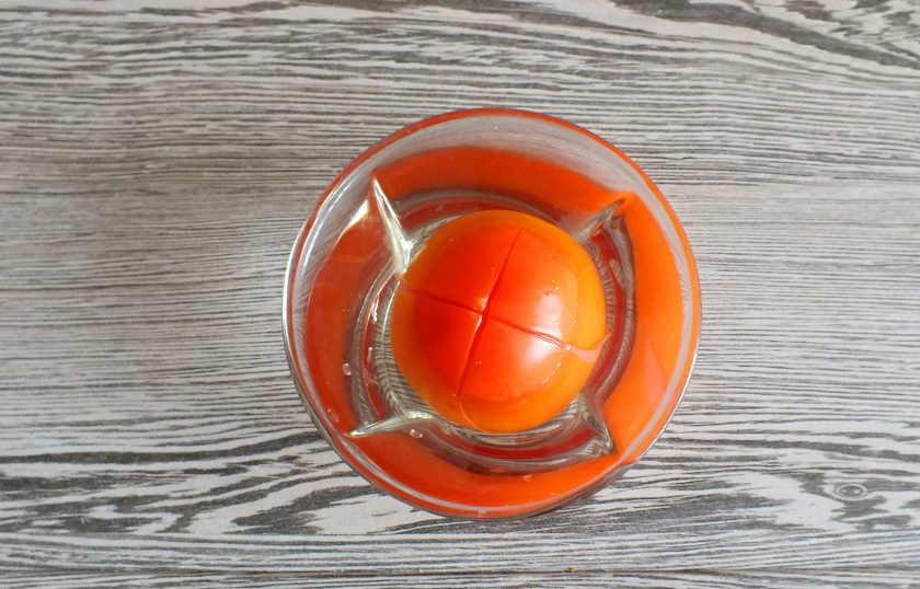 1. Этап. Мексиканские бутерброды: Помидоры обдайте кипятком, снимите кожицу.