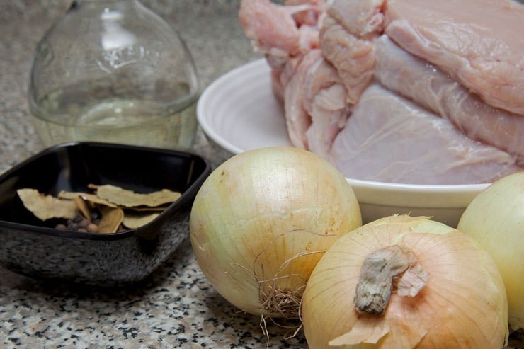 1. Этап. Мягкий шашлык из говядины: 1. Подготовьте ингредиенты для дальнейшей готовки. Очистите лук и промойте мясо.