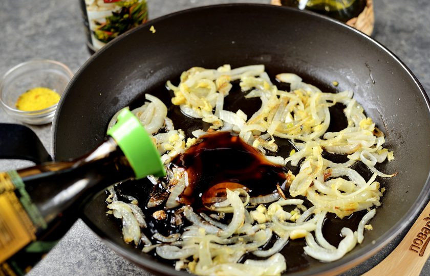 1. Этап. Мидии в устричном соусе: Добавьте соевый соус с пониженным содержанием соли.