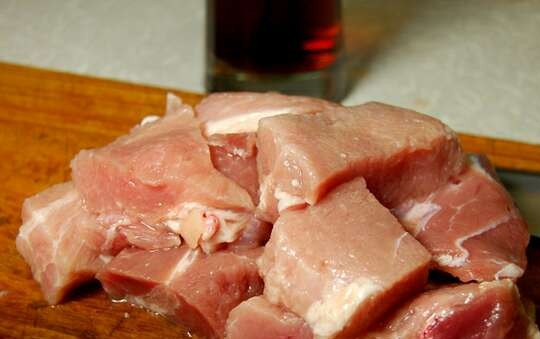 1. Этап. Мясо в пиве по-чешски: Мясо нарезаем крупными кусками, как это принято у чехов.