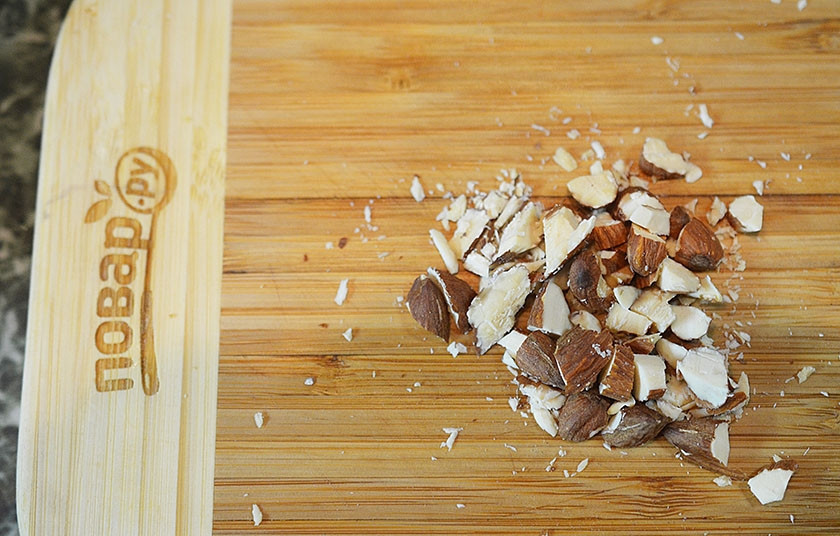 1. Этап. Рийет из лосося с миндалём: Миндаль порубите.