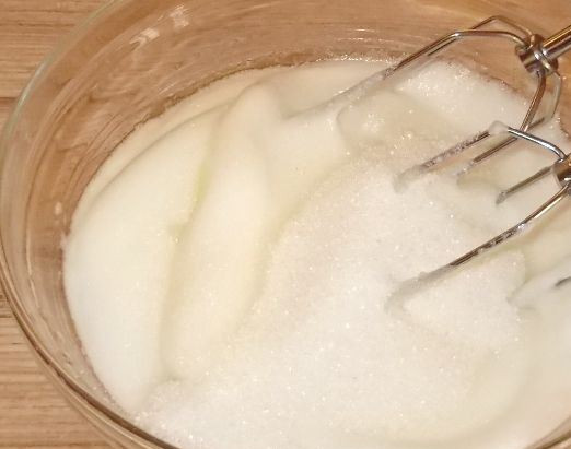 1. Этап. Пирожное воздушное безе: Постепенно добавляем сахар и продолжаем взбивать до густоты.