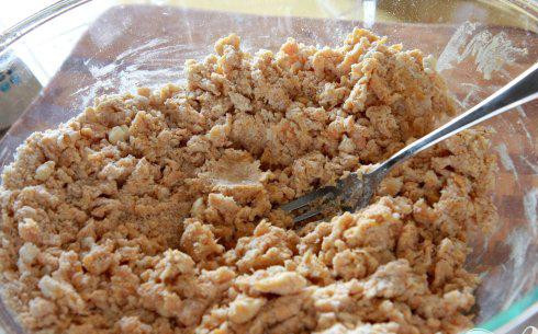 1. Этап. Печенье из сладкого картофеля: 4. Взбить 3/4 стакана пюре из сладкого картофеля и пахту в средней миске. Добавить к смеси муки, перемешать вилкой.