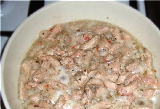 1. Этап. Рисовая лапша со свининой: Мякоть свинины (для блюда лучше использовать именно ее) вымойте и обсушите. Нарежьте на длинные полоски и слегка отбейте. Мясо также обжарьте на растительном масле до появления аппетитной корочки.