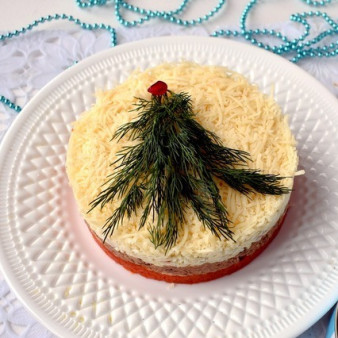 Слоеный салат с консервированным тунцом Елочка