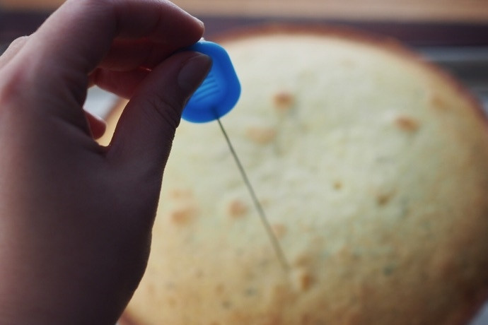 1. Этап. Лимонный пирог с глазурью: 8. Выпекайте пирог в разогретой до 180 градусов духовке около 35-40 минут. Достаньте пирог и оставьте в форме на 5 минут, затем переложите на решетку и сделайте зубочисткой проколы по всему коржу.