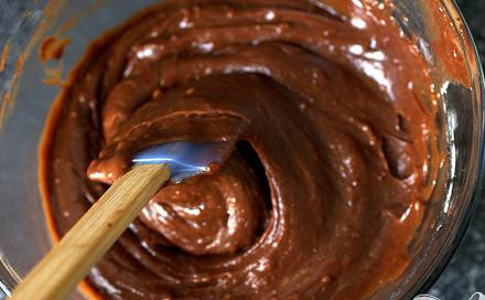 1. Этап. Шоколадные кексы с йогуртом: 2. В большой миске смешать муку, разрыхлитель и соль. Сделать углубление в центре муки и залить йогуртовую смесь. Размешать пару раз, а затем добавить расплавленный шоколад и размешать до однородности.