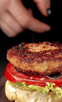 1. Этап. Острый бургер с куриной котлетой: Помидор и куриную котлету.