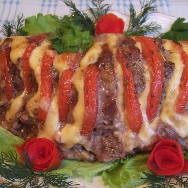 1. Этап. Свинина в духовке: Готовый кусок мяса перекладываем на блюдо и подаем к столу. Приятного аппетита! :)