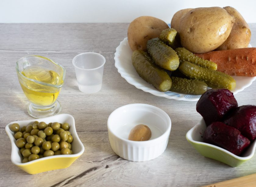 1. Этап. Винегрет с солеными огурцами и горошком: Подготовьте все необходимые ингредиенты. Картофель, морковь и свеклу заранее отварите в подсоленной воде и остудите.