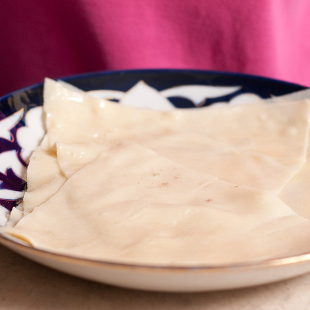 1. Этап. Норин: Начните собирать тесто на большой тарелке, протирая каждый уровень большом количеством подсолнечного масла. Затем, дайте тесту постоять 30 минут.