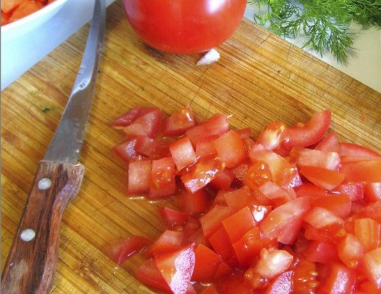 1. Этап. Свинина тушеная в горшочке: 5. Помидор вымыть и порезать небольшими кубиками. Если свежих нет, можно воспользоваться томатным соусом или пастой.