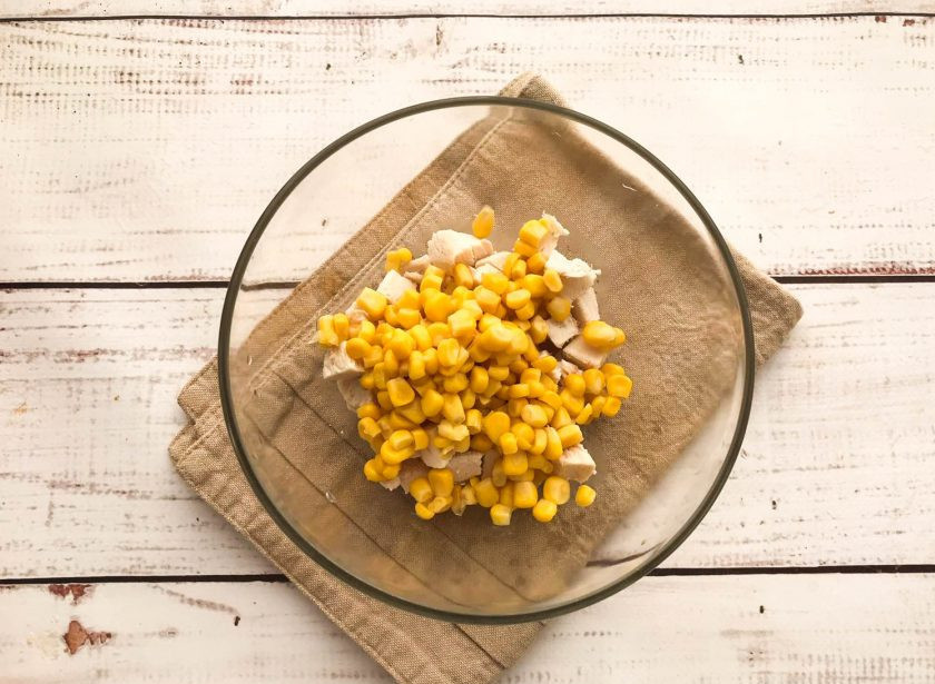 1. Этап. Салат Браво: К курице добавьте консервированную кукурузу.