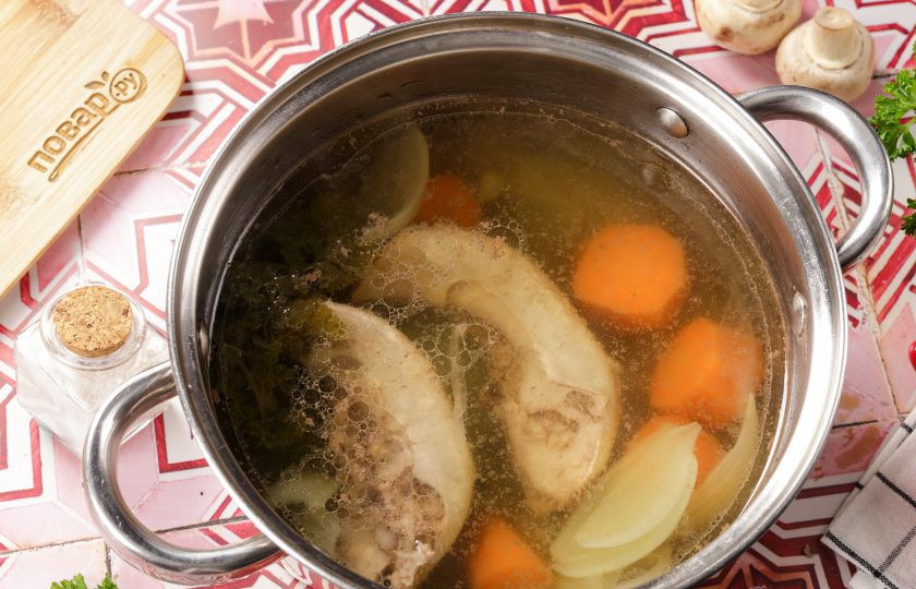 1. Этап. Салат с языком: Обязательно снимайте образовавшуюся пену, соль добавьте за 10 минут до готовности. Когда язык будет готов, опустите его в холодную воду на 5-10 минут, а затем очистите и полностью остудите.