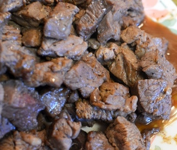 1. Этап. Рецепт вкусного мясного пирога: Мясо обжарьте на растительном масле до золотистого цвета, примерно 5-7 минут. Сложите мясо в отдельную посуду.