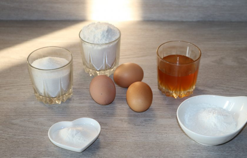 1. Этап. Воздушный медовик: Подготовьте ингредиенты.