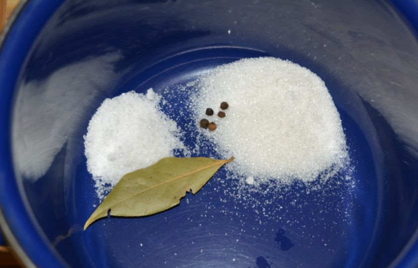 1. Этап. Морской коктейль в рассоле: Пока сделайте рассол. Смешайте в кастрюле соль, лавровый лист, перец и сахар.