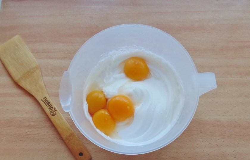 1. Этап. Бисквит с шоколадной глазурью: Добавьте желтки.