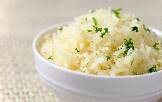 1. Этап. Рис на пару в мультиварке: 5. Я готовила рис около тридцати минут под закрытой крышкой. Несколько раз ее открывала, чтобы проверить готовность блюда. Подавать можно рис с зеленью или обжарить овощи - по вашему желанию. Если вы его используете для гуляша, мяса с подливой или рыбы, то лучше подавать его чистым.