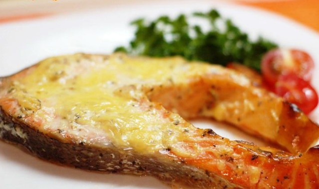 1. Этап. Судак на сковороде: 4. Сыр трем на мелкой терке, на готовые кусочки рыбы понемногу его выкладываем. Приятного аппетита!