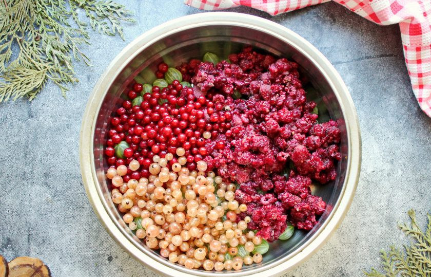 1. Этап. Перетертое варенье: Всыпьте красную и белую смородину.