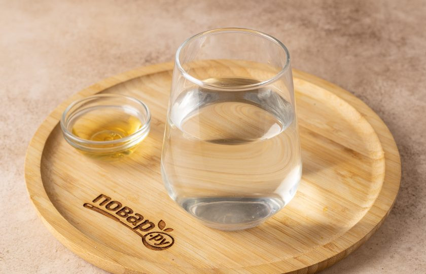 1. Этап. Шипучка из соды и уксуса: Добавьте яблочный уксус и размешайте.