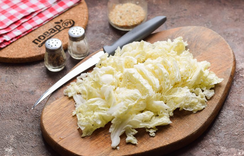 1. Этап. Салат из пекинской капусты и кабачков: Пекинскую капусту нарежьте тонкими полосками.