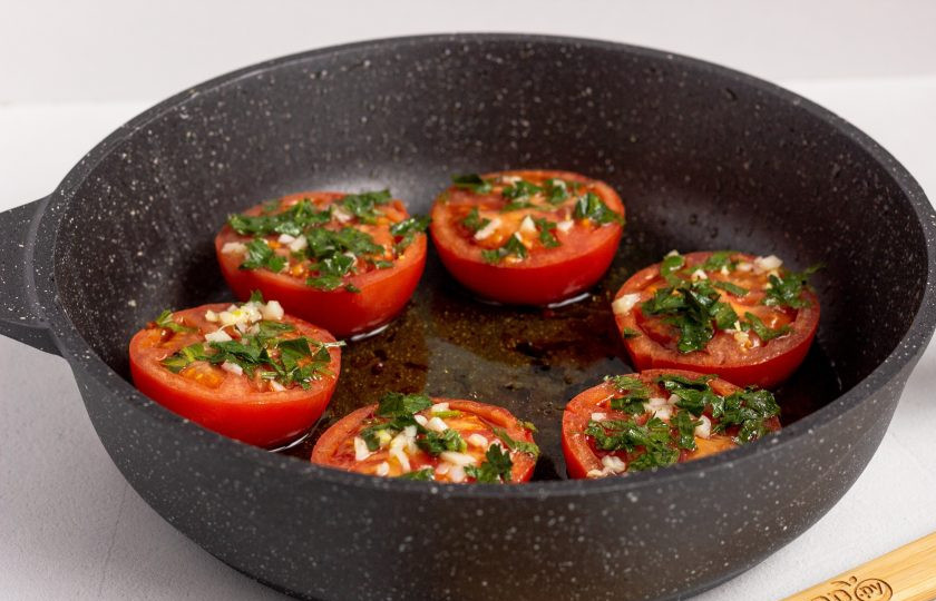 1. Этап. Помидоры по-гречески: Готовьте помидоры под крышкой 6-7 минут. Затем остудите и подавайте к столу!