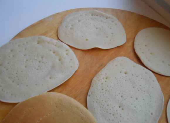 1. Этап. Блинчики с грибами и сыром: Аккуратно,при помощи лопатки,перекладываем блин со сковороды на плоскую тарелку и даем им остыть.