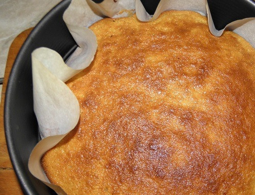 1. Этап. Бисквитные коржи со сгущенкой: Предварительно подготовьте выбранную форму для запекания. Для этого смажьте ее маслом (или же выложите на нее пергамент для запекания). Вылейте в формочку тесто. Оставьте постоять пять минут. Затем выпекайте в духовке около получаса при ста восьмидесяти градусах.